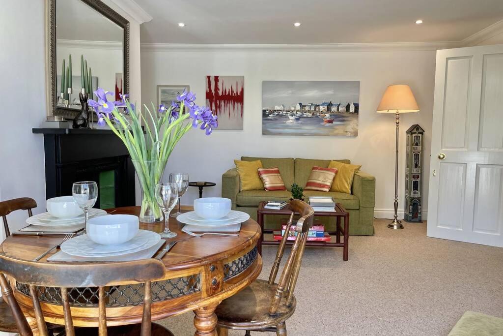 Lavender Apartment - Spacious Apartment Close To The Beach Deal Extérieur photo
