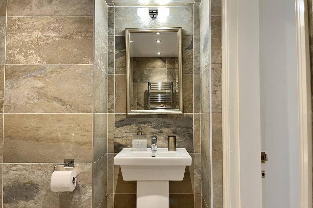 Lavender Apartment - Spacious Apartment Close To The Beach Deal Extérieur photo