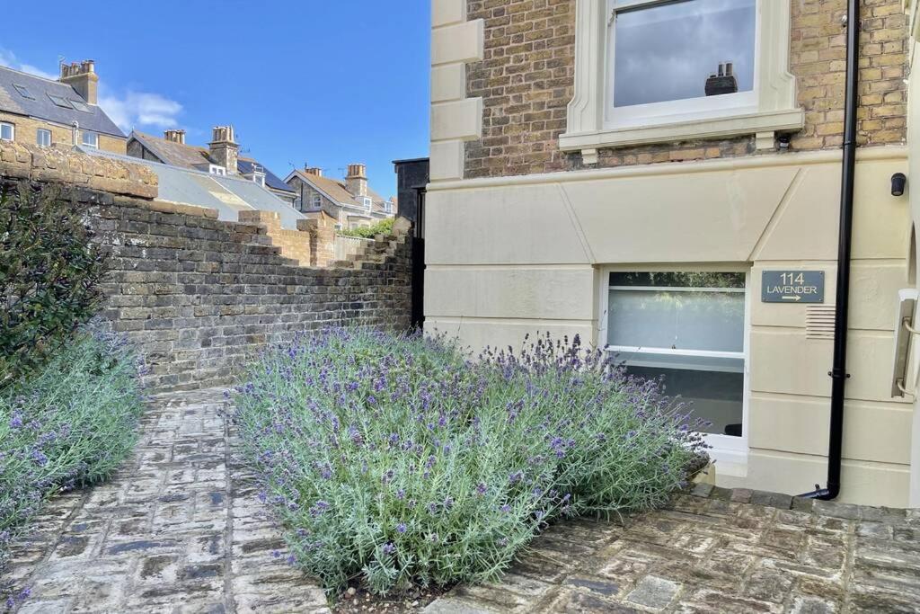 Lavender Apartment - Spacious Apartment Close To The Beach Deal Extérieur photo