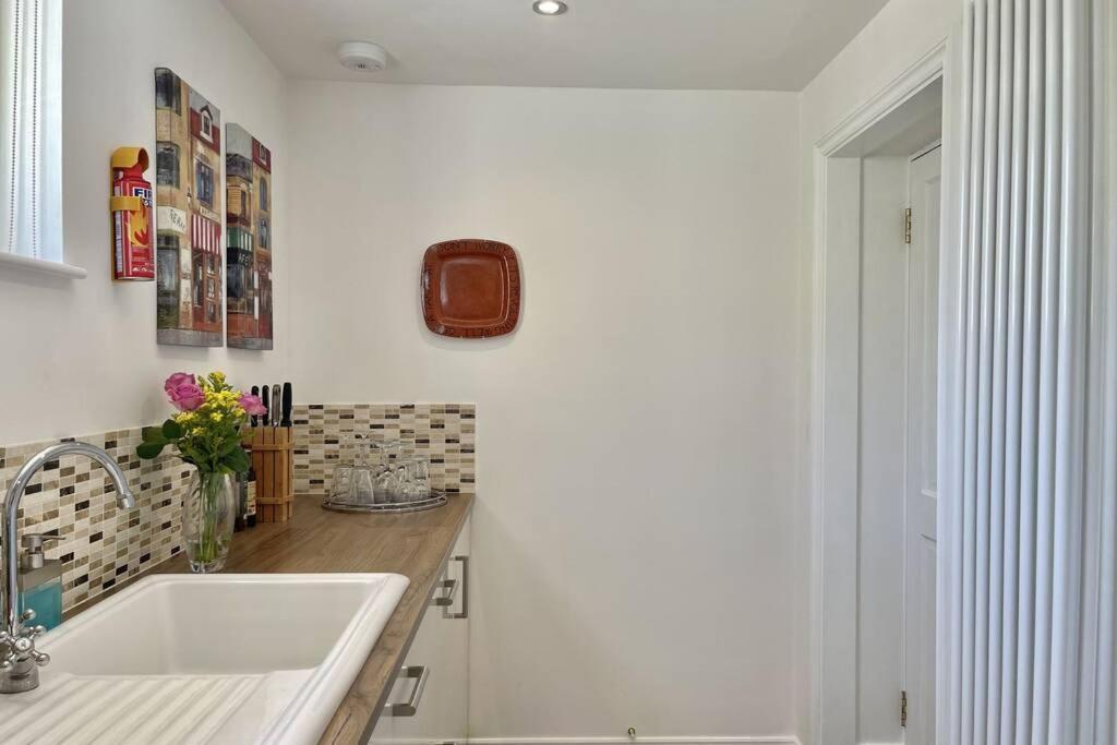 Lavender Apartment - Spacious Apartment Close To The Beach Deal Extérieur photo